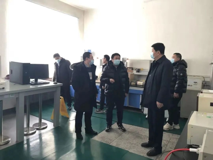 图为吉林省药监局副局长梁宏（右一）带队到省局直属单位开展节日“四防”安全检查。