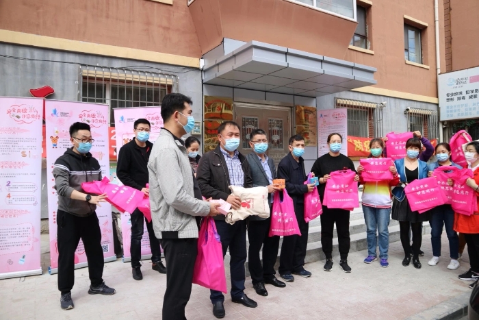 图为吉林省药监局工作人员宣传化妆品安全知识