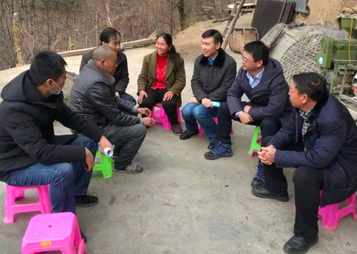 陕西省药监局工作人员深入曾经帮扶过的农户家中深入了解其生产生活情况(田闯摄) 陕西省药监局工作人员深入曾经帮扶过的农户家中深入了解其生产生活情况(田闯摄)
