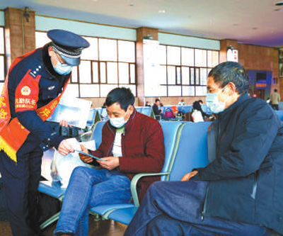 春节假期，太原铁路公安处民警为旅客提供周到服务，让旅客有更好的出行体验。图为民警在发放安全出行注意事项等宣传品。