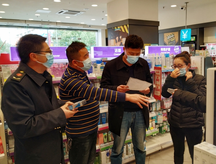 南丰检查化妆品经营单位 宣传讲解《条例》（图片新闻）