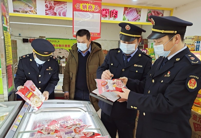图为2月23日该局执法人员在超市检查元宵食品。