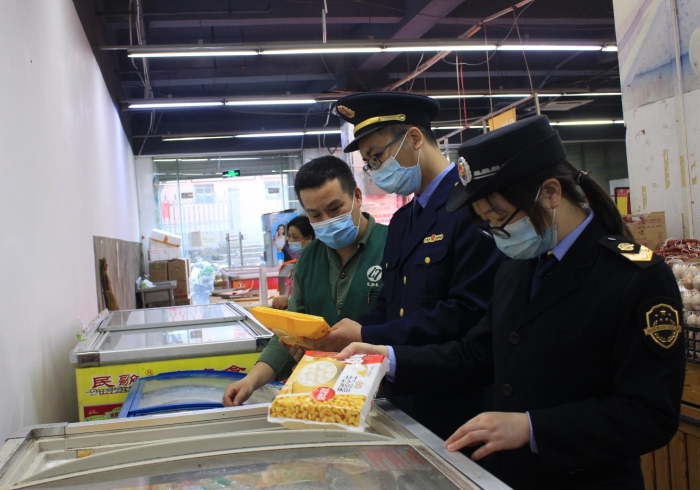 图为2月23日，西乡塘区市场监管局执法人员正在某超市进行现场检查。