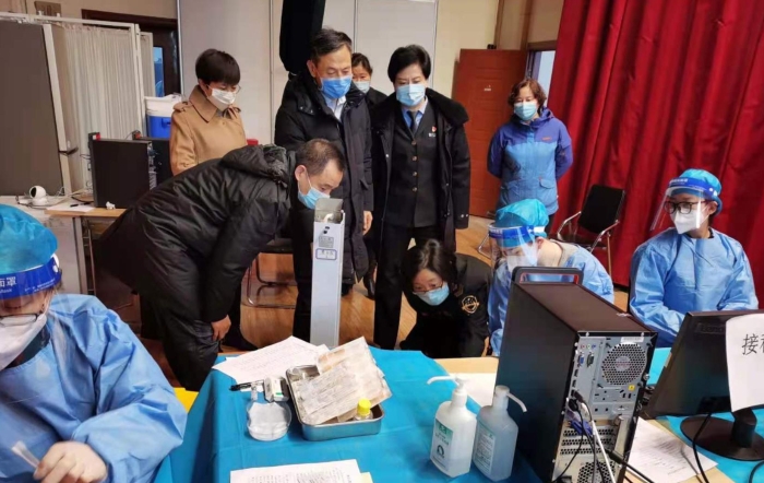 图为北京市药监局及昌平区市场监管局执法人员在接种点检查。