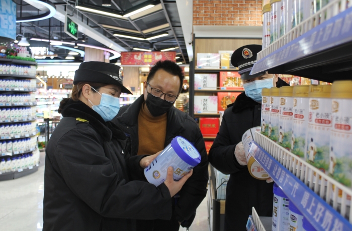 图为该局执法人员在一家商场检查食品包装。