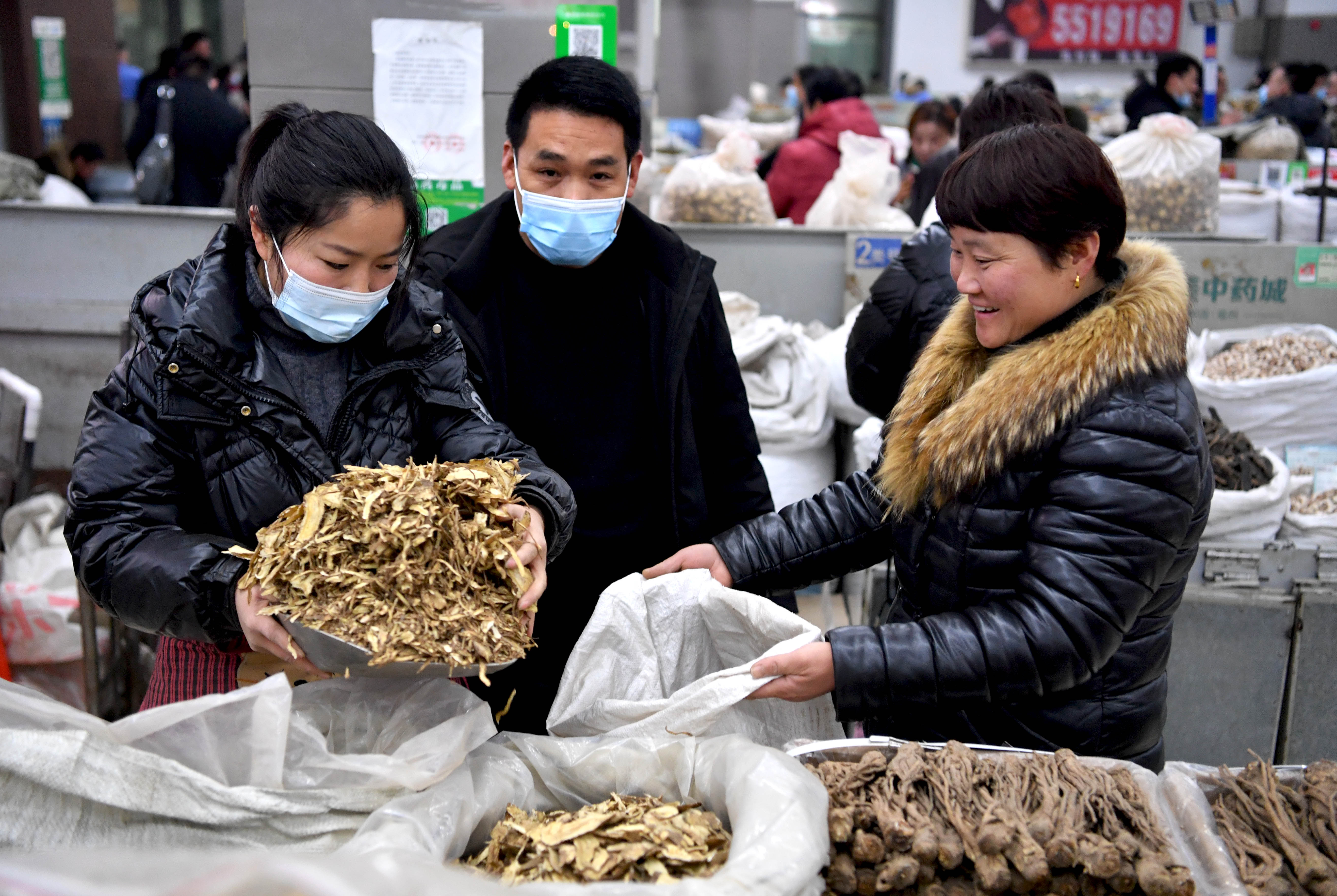 安徽亳州:新春药材市场交易活跃