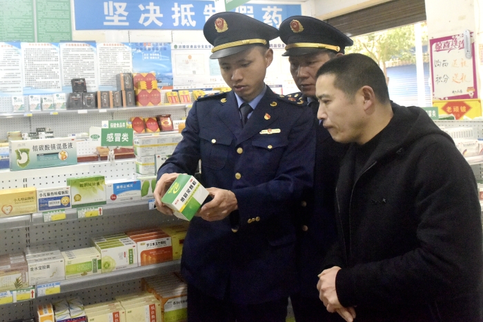 图为3月5日，该局南沱所执法人员在一家药店检查春节常用药销售情况。