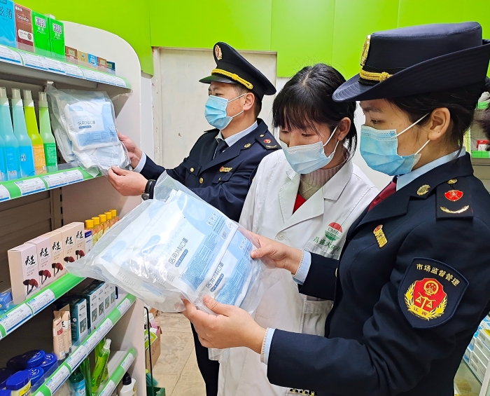 图为3月1日，执法人员检查药店医疗器械。