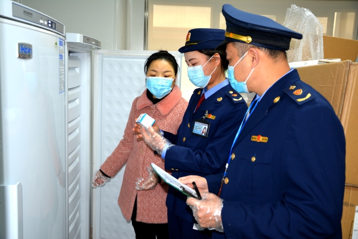 图为执法人员在一家医疗机构检查新冠病毒检测试剂储存情况。