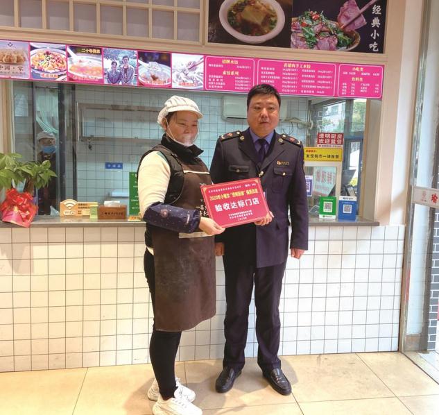 市食安办主任、市市监局局长姜小鹏为提质改造小餐饮店授牌。