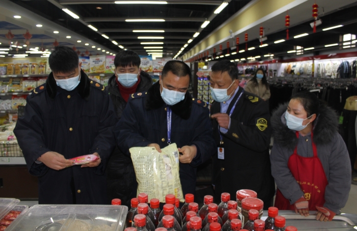 图为该局执法人员在一家商场检查食品。