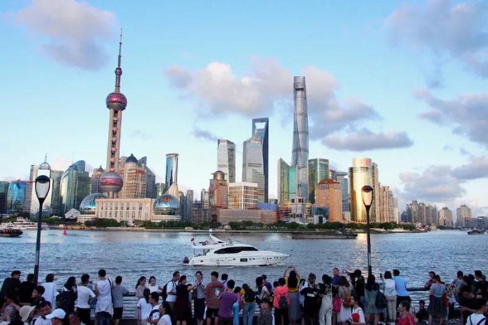 游客在上海外滩欣赏浦东陆家嘴景色（2019年8月2日摄）。新华社记者 陈飞 摄