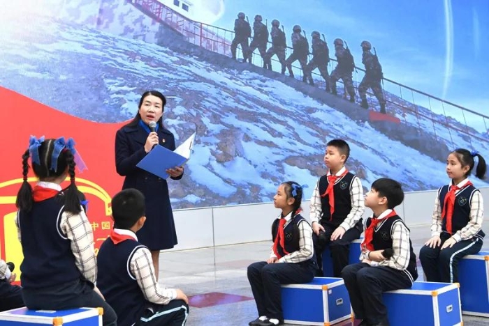 2021年3月1日，广西南宁市滨湖路小学校长谢小燕在开学仪式上为孩子们讲主题为“梦想从这里起航”的思政课。新华社记者 周华 摄