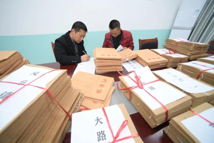 2020年11月24日，在贵州省绥阳县退役军人服务中心，工作人员整理登记退役军人档案。新华社记者 杨楹 摄