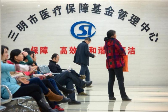 居民在福建省三明市医疗保障基金管理中心内等待办理医保报销手续（2014年12月30日摄）。新华社记者 姜克红 摄