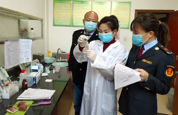 图为3月24日检测员在实验室对取样肉类样品进行“瘦肉精”检测。