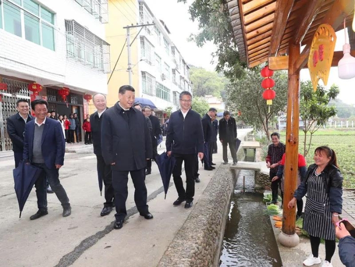 3月22日至25日，中共中央总书记、国家主席、中央军委主席习近平在福建考察。这是23日下午，习近平在三明沙县夏茂镇俞邦村考察时，同村民亲切交流。新华社记者王晔 摄