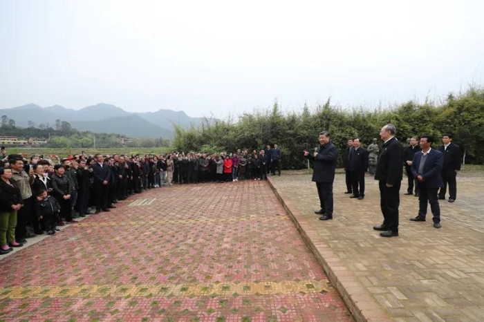 3月22日至25日，中共中央总书记、国家主席、中央军委主席习近平在福建考察。这是23日下午，习近平在三明沙县夏茂镇俞邦村考察时，同乡亲们亲切交流。新华社记者 王晔 摄