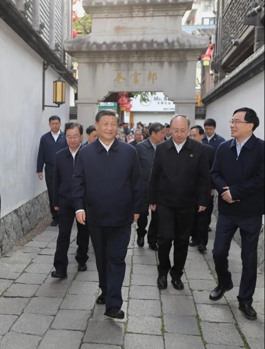 3月22日至25日，中共中央总书记、国家主席、中央军委主席习近平在福建考察。这是24日下午，习近平在福州三坊七巷历史文化街区步行察看郎官巷。新华社记者 王晔 摄