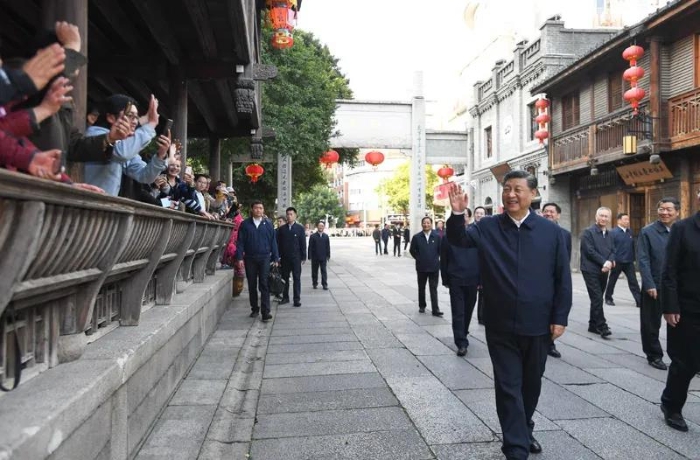 3月22日至25日，中共中央总书记、国家主席、中央军委主席习近平在福建考察。这是24日下午，习近平在福州三坊七巷历史文化街区考察时，向游客和市民招手致意。新华社记者燕雁 摄