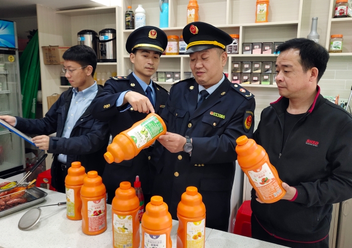 图为3月30日该局执法人员在一家奶茶店检查食品添加剂。