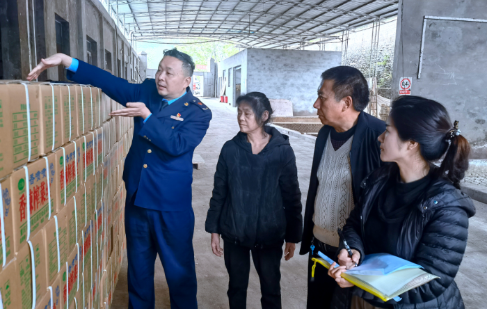 图为该局执法人员在珍溪镇一家榨菜生产企业检查。