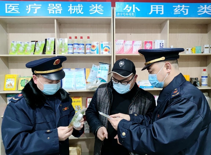 图为该局白涛街道市场监管所执法人员在一家药店检查。