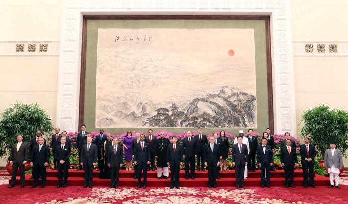 4月14日，国家主席习近平在北京人民大会堂接受29国新任驻华大使递交国书。这是习近平同他们集体合影。新华社记者 姚大伟 摄