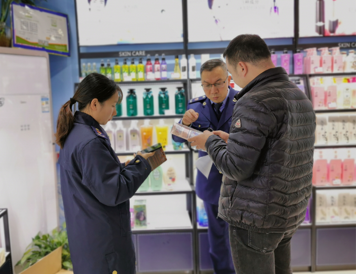 图为金华市浦江县市场监管局监管人员对化妆品经营单位进行“综合查一次”现场检查。