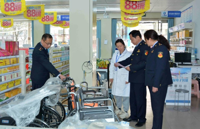 图为4月15日，执法人员检查药店医疗器械。