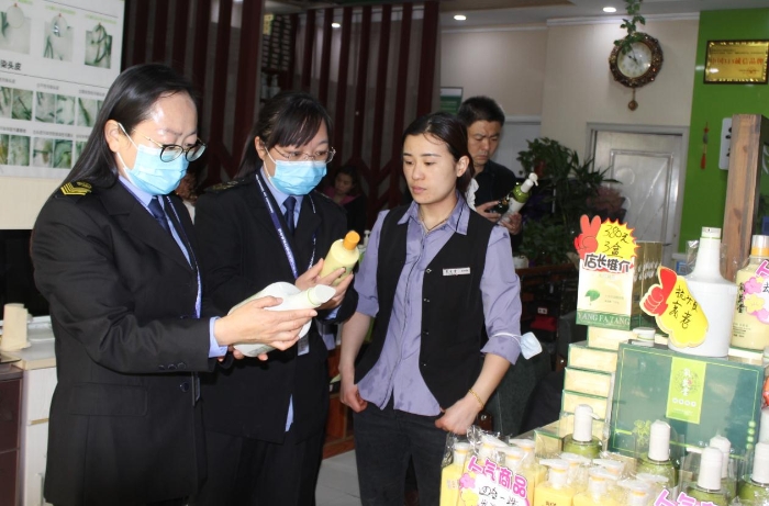图为该局执法人员在邢庄乡一美容店检查化妆品包装及产品质量。