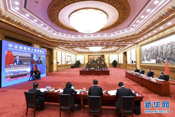 　4月16日下午，国家主席习近平在北京同法国总统马克龙、德国总理默克尔举行中法德领导人视频峰会。新华社记者 饶爱民 摄