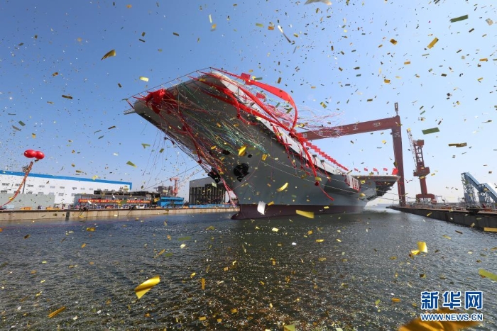 2017年4月26日，我国第二艘航空母舰下水仪式在中国船舶重工集团公司大连造船厂举行。新华社记者 李刚 摄