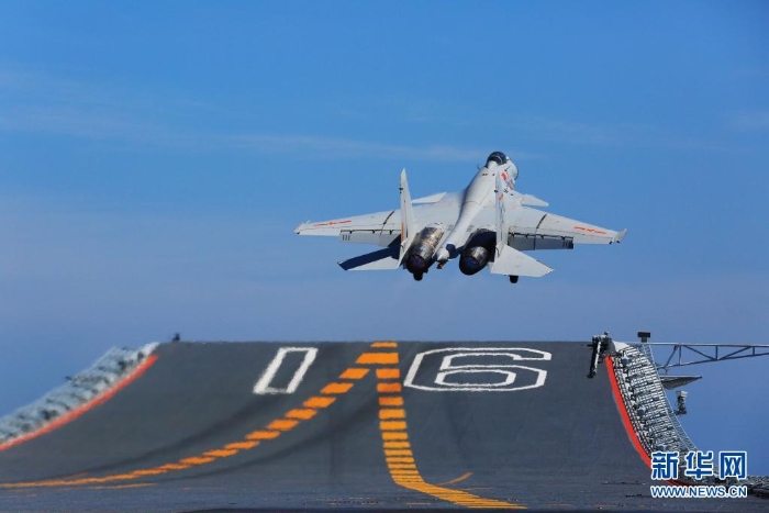 2017年7月1日，一架歼-15舰载战斗机从辽宁舰滑跃起飞。新华社发（曾涛 摄）
