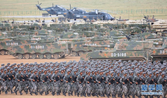 　2017年7月30日，庆祝中国人民解放军建军90周年阅兵在位于内蒙古的朱日和训练基地举行。新华社记者 李刚 摄