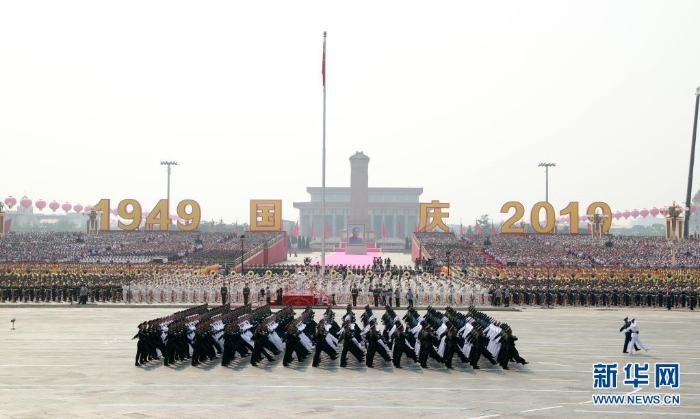 2019年10月1日上午，庆祝中华人民共和国成立70周年大会在北京天安门广场隆重举行。这是领导指挥方队接受检阅。新华社记者 庞兴雷 摄