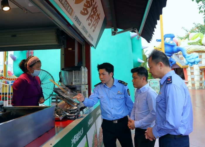 图为南宁市市场监管局青秀山分局组织执法人员到方特东盟神画主题乐园进行食品安全检查。（何正君摄）