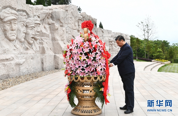 4月25日至27日，中共中央总书记、国家主席、中央军委主席习近平在广西考察。这是25日上午，习近平在位于桂林市全州县的红军长征湘江战役纪念园，向湘江战役红军烈士敬献花篮。新华社记者 谢环驰 摄.