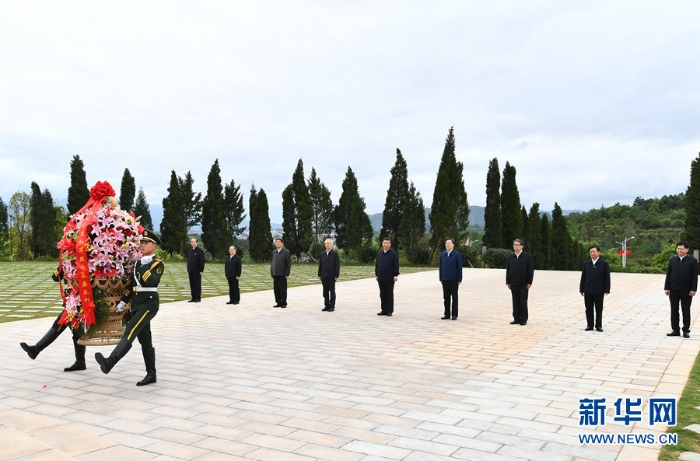 4月25日至27日，中共中央总书记、国家主席、中央军委主席习近平在广西考察。这是25日上午，习近平在位于桂林市全州县的红军长征湘江战役纪念园，向湘江战役红军烈士敬献花篮。新华社记者 谢环驰 摄