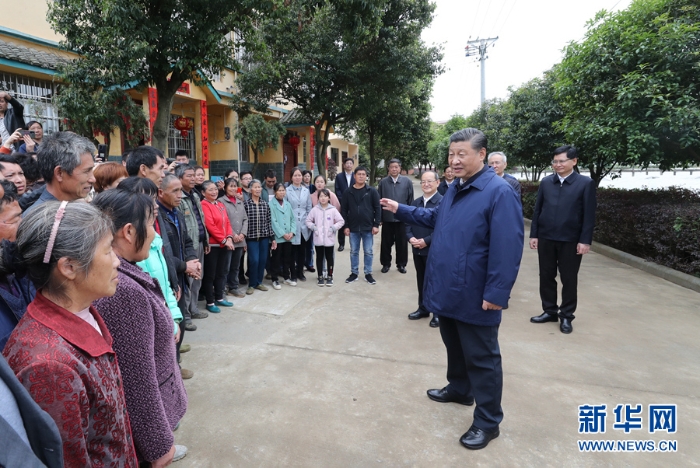 4月25日至27日，中共中央总书记、国家主席、中央军委主席习近平在广西考察。这是25日上午，习近平在桂林市全州县才湾镇毛竹山村考察时，同乡亲们亲切交流。新华社记者 鞠鹏 摄