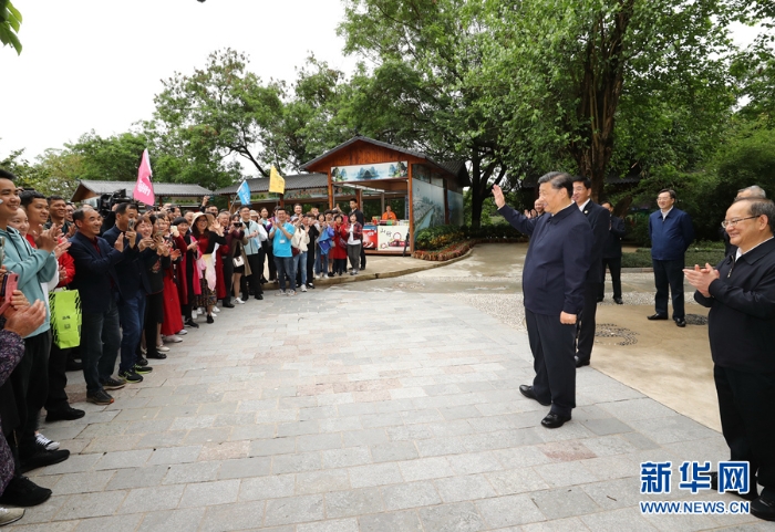 4月25日至27日，中共中央总书记、国家主席、中央军委主席习近平在广西考察。这是26日下午，习近平在桂林市象鼻山公园考察时，同游客们亲切交流。新华社记者 鞠鹏 摄