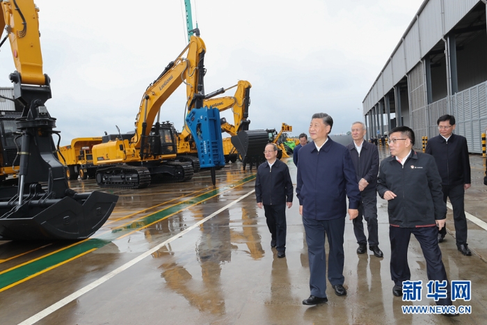 4月25日至27日，中共中央总书记、国家主席、中央军委主席习近平在广西考察。这是26日下午，习近平在广西柳工集团有限公司察看产品展示。新华社记者 鞠鹏 摄