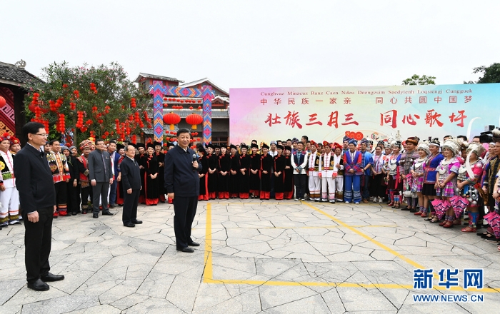 4月25日至27日，中共中央总书记、国家主席、中央军委主席习近平在广西考察。这是27日上午，习近平在南宁市广西民族博物馆外，同参加三月三“歌圩节”民族文化活动的各族群众亲切交流。新华社记者 谢环驰 摄