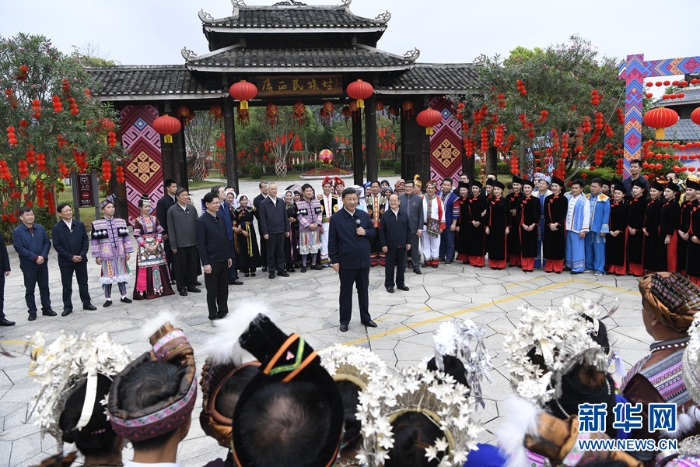 4月25日至27日，中共中央总书记、国家主席、中央军委主席习近平在广西考察。这是27日上午，习近平在南宁市广西民族博物馆外，同参加三月三“歌圩节”民族文化活动的各族群众亲切交流。新华社记者 申宏 摄