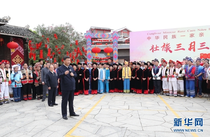 4月25日至27日，中共中央总书记、国家主席、中央军委主席习近平在广西考察。这是27日上午，习近平在南宁市广西民族博物馆外，同参加三月三“歌圩节”民族文化活动的各族群众亲切交流。 新华社记者 鞠鹏 摄