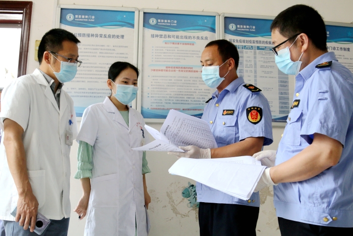 5月7日，江西省遂川县市场监管局执法人员在一家乡镇医院检查药品、医疗器械等医疗产品检查。