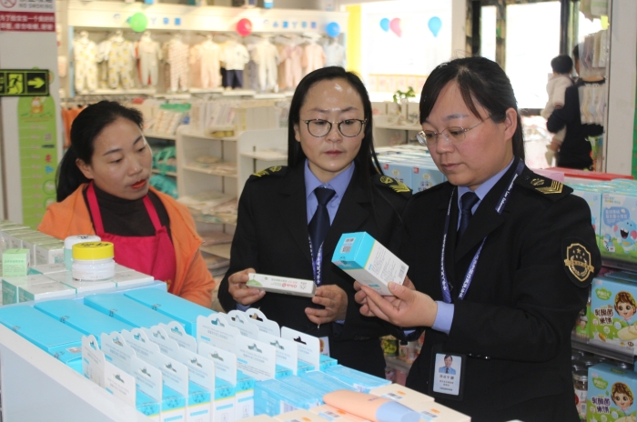 图为该局执法人员在邢庄乡一母婴用品专卖店检查儿童化妆品包装及产品质量。