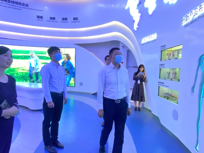 图为器械大湾区分中心副主任徐良（右二）参观先健科技（深圳）有限公司。