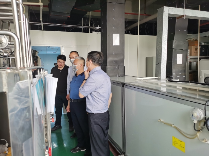 图为器械大湾区分中心主任刘斌（右二）参观深圳中科精诚医学科技有限公司。