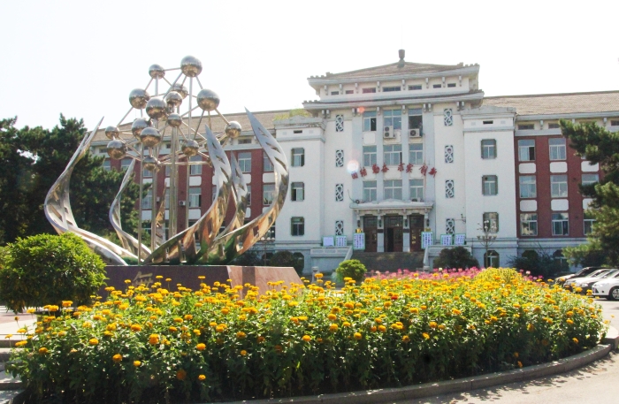 图一为建于1954年的沈阳药科大学文化路校区主楼，这里已被沈阳市录入第三批历史建筑名录。